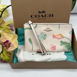 Large Corner Zip Wristlet With Dreamy Land Floral Print